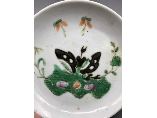 粉彩花蝶纹盘