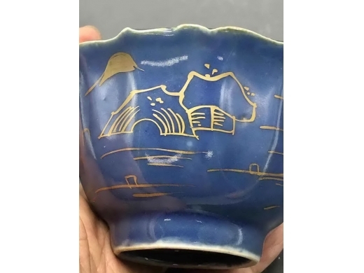 霁蓝釉描金山水葵口茶盏