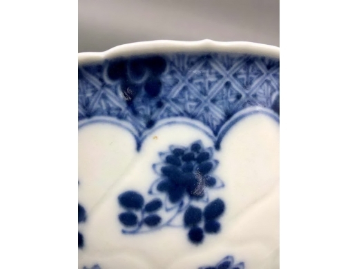 青花雕地折枝花花口碗
