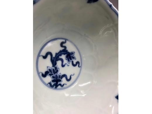 青花雕地折枝花花口碗