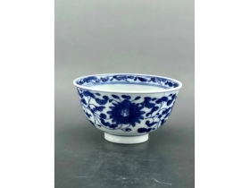 青花缠枝宝相花茶盏
