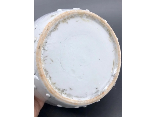 德化窑贴塑梅花纹狮耳盖罐