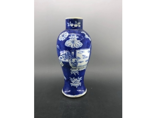 青花蓝地白花博古纹鸡腿瓶