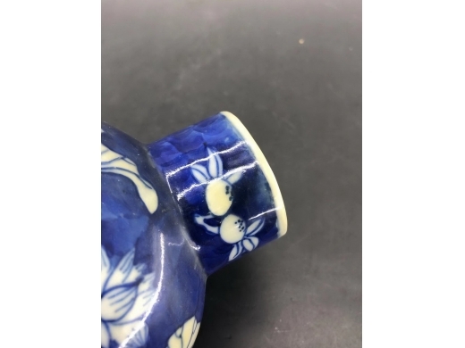 青花蓝地白花博古纹鸡腿瓶