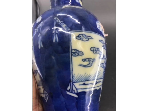 青花蓝地白花博古纹鸡腿瓶