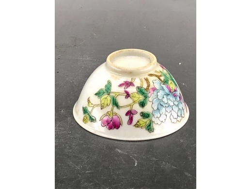 粉彩花碟纹茶盅