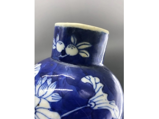 青花蓝地白花博古纹鸡腿瓶
