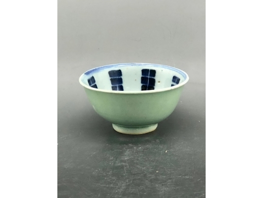 外豆青里青花太极八卦纹茶盏