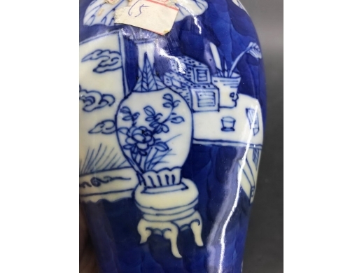 青花蓝地白花博古纹鸡腿瓶