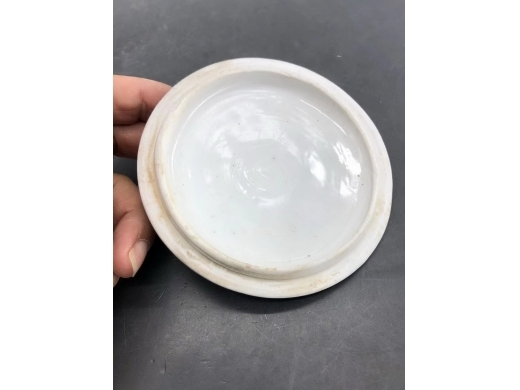 德化窑贴塑梅花纹狮耳盖罐