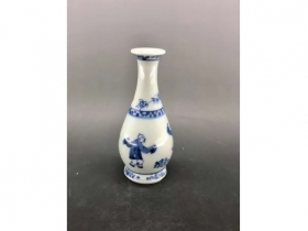 青花婴戏纹胆瓶