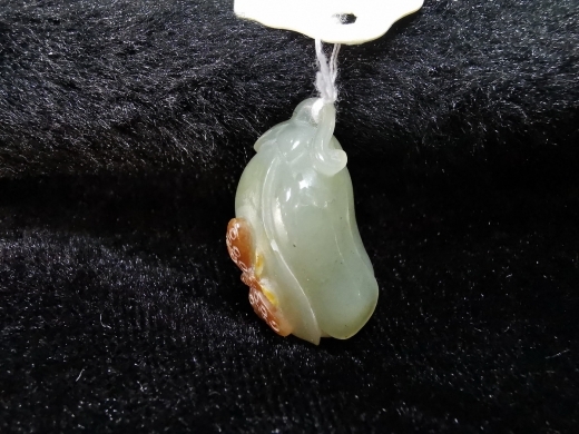 青玉巧雕瓜蝶坠