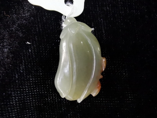 青玉巧雕瓜蝶坠
