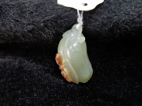 青玉巧雕瓜蝶坠