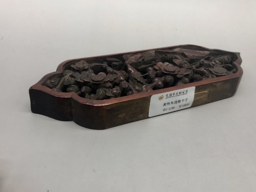 楠木透雕喜鹊登梅卡子花