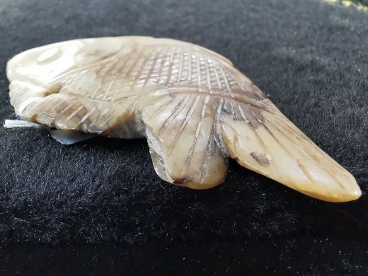玉沁色鱼饰