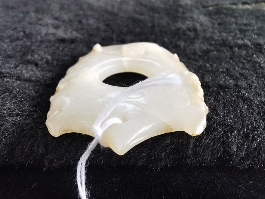 白玉云螭纹鸡心佩