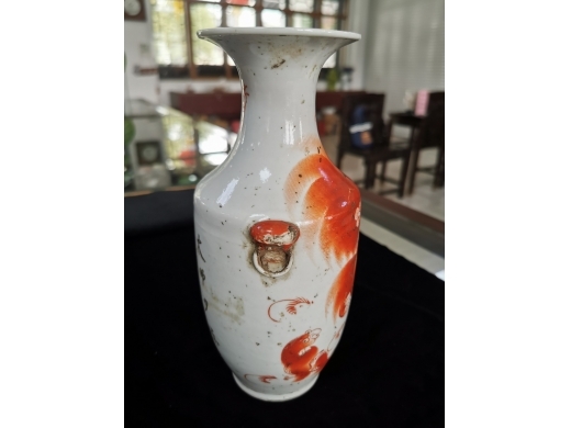 矾红狮纹尺瓶