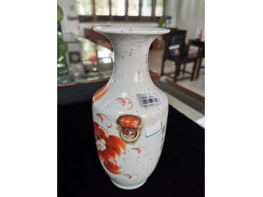 矾红狮纹尺瓶