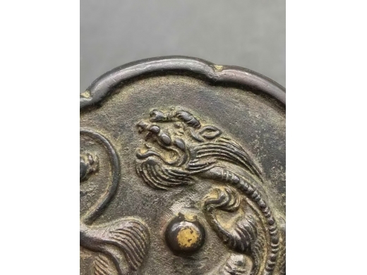 铜螭虎纹菱花镜