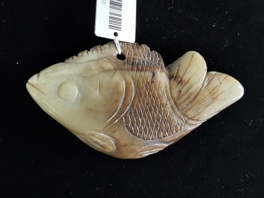 玉沁色鱼饰