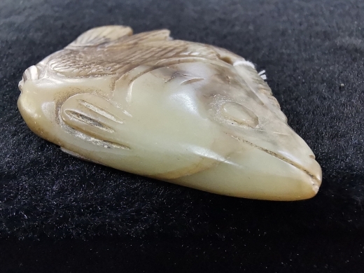 玉沁色鱼饰