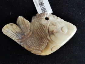 玉沁色鱼饰
