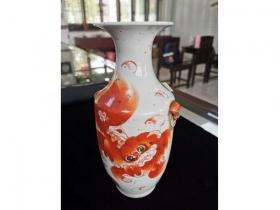 矾红狮纹尺瓶