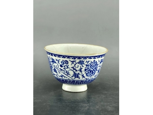 蓝料缠枝宝相花茶盏