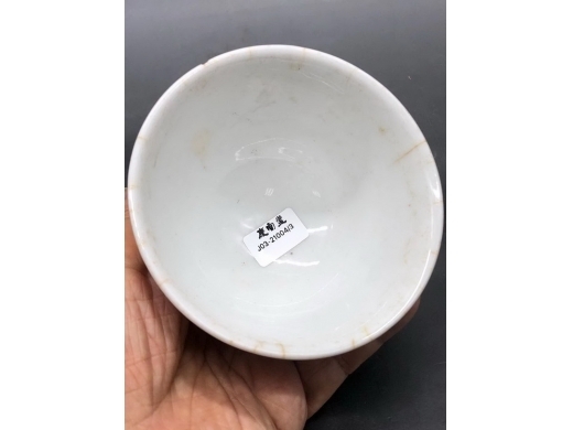 珊瑚红釉剔刻寿字纹盖碗