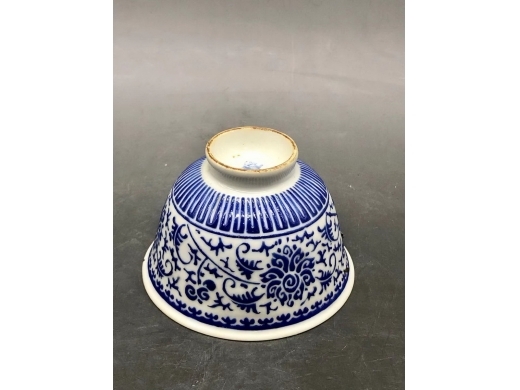 蓝料缠枝宝相花茶盏