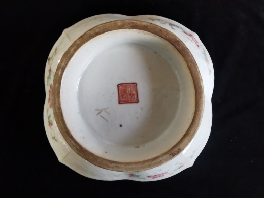 粉彩皮球花博古碟