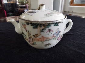 粉彩人物茶壶