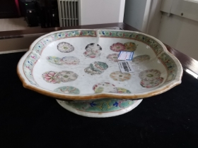 粉彩皮球花博古碟