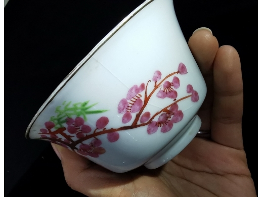 粉彩梅枝纹盖碗