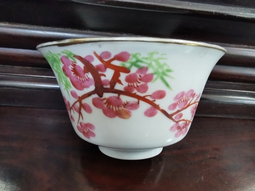 粉彩梅枝纹盖碗