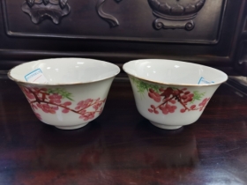 粉彩梅枝纹盖碗