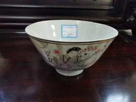 粉彩人物盖碗