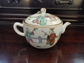 粉彩人物茶壶