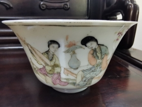 粉彩仕女盖碗