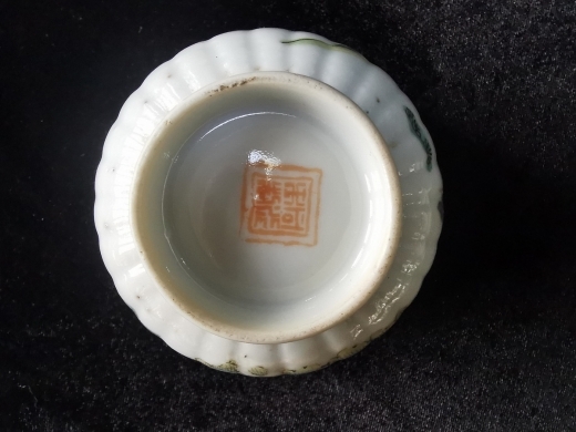 粉彩人物瓜棱酒盅