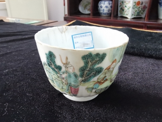 粉彩人物瓜棱酒盅