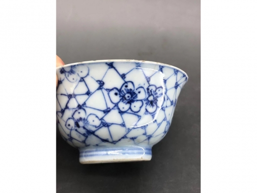 青花淡描冰梅纹茶盏