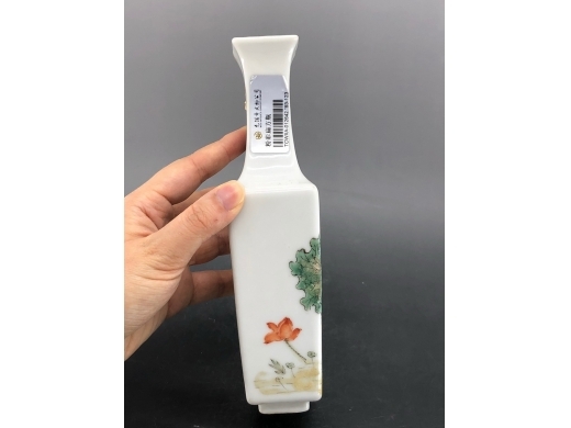 粉彩花虫纹扁方瓶