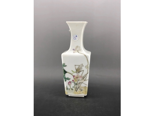 粉彩花虫纹扁方瓶