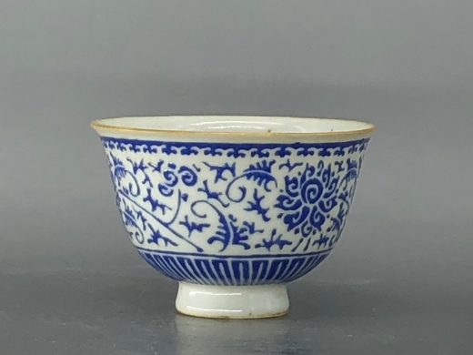 蓝料缠枝宝相花茶盏