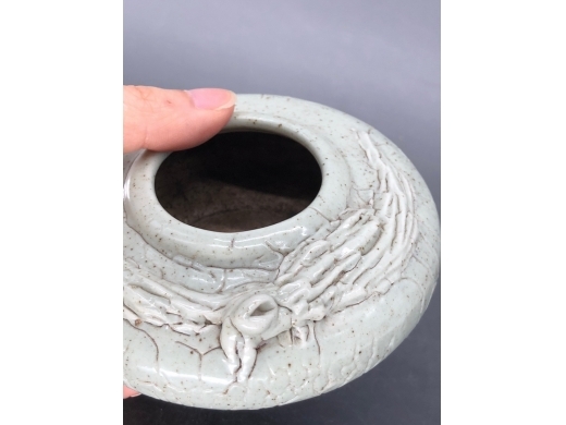 青釉堆塑花草纹水盂