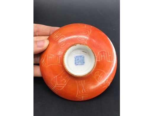 珊瑚红釉剔刻寿字纹盖碗