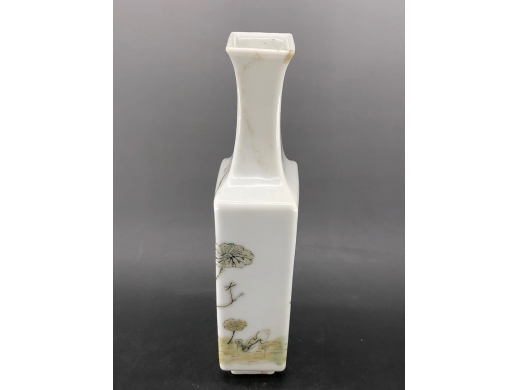 粉彩花虫纹扁方瓶