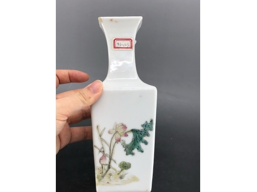 粉彩花虫纹扁方瓶